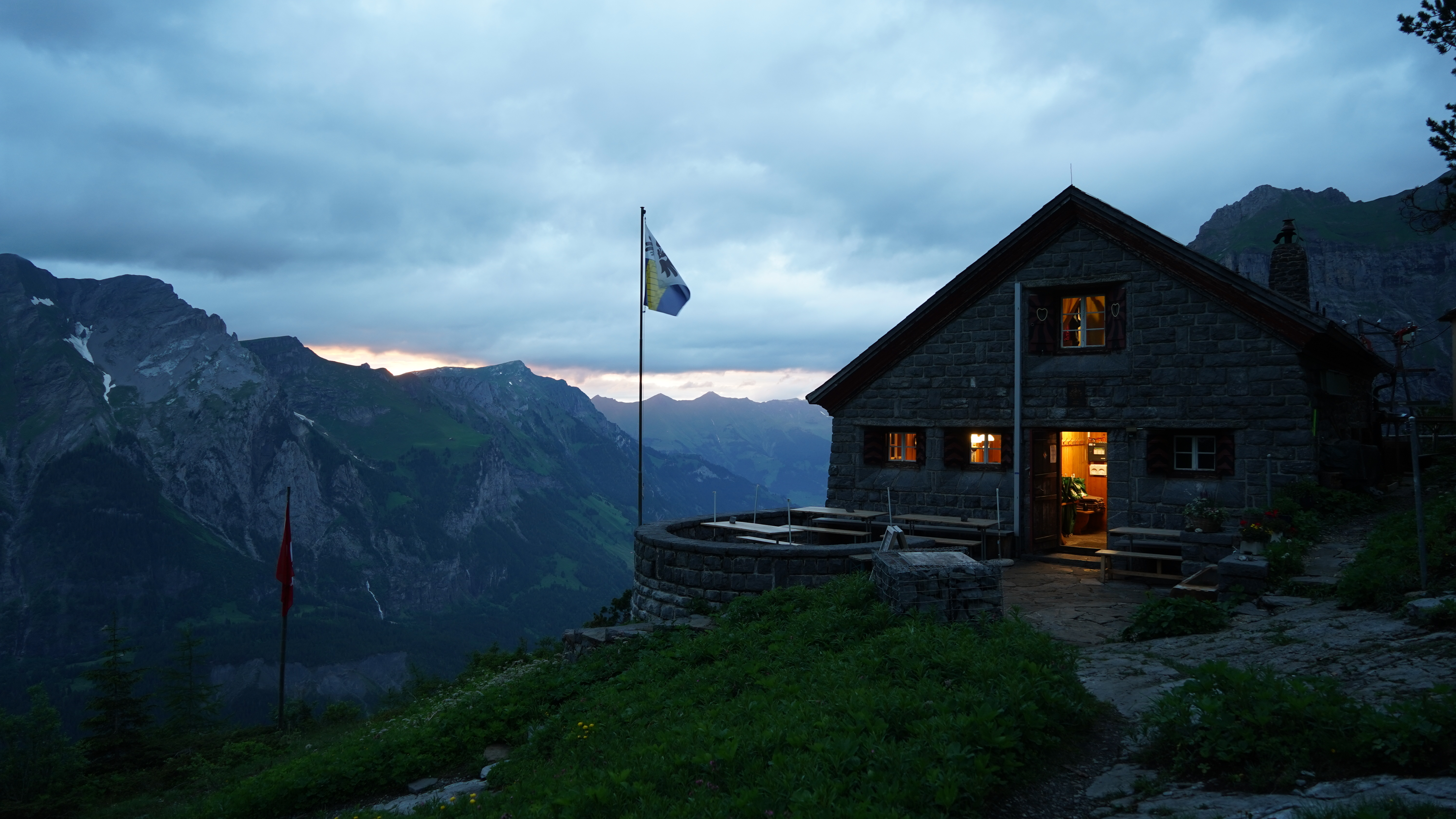 Doldenhornhütte im Abendlicht